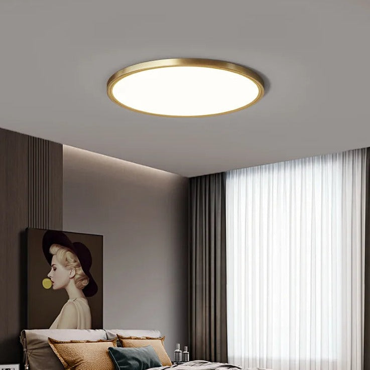 Tunn taklampa i koppar med modern och minimalistisk design