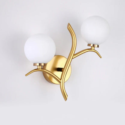 Nordisk vägglampa i metall med två glaskupor