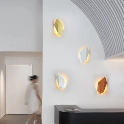 Nordisk vägglampa i metall med LED och trä- och steninspirerad design