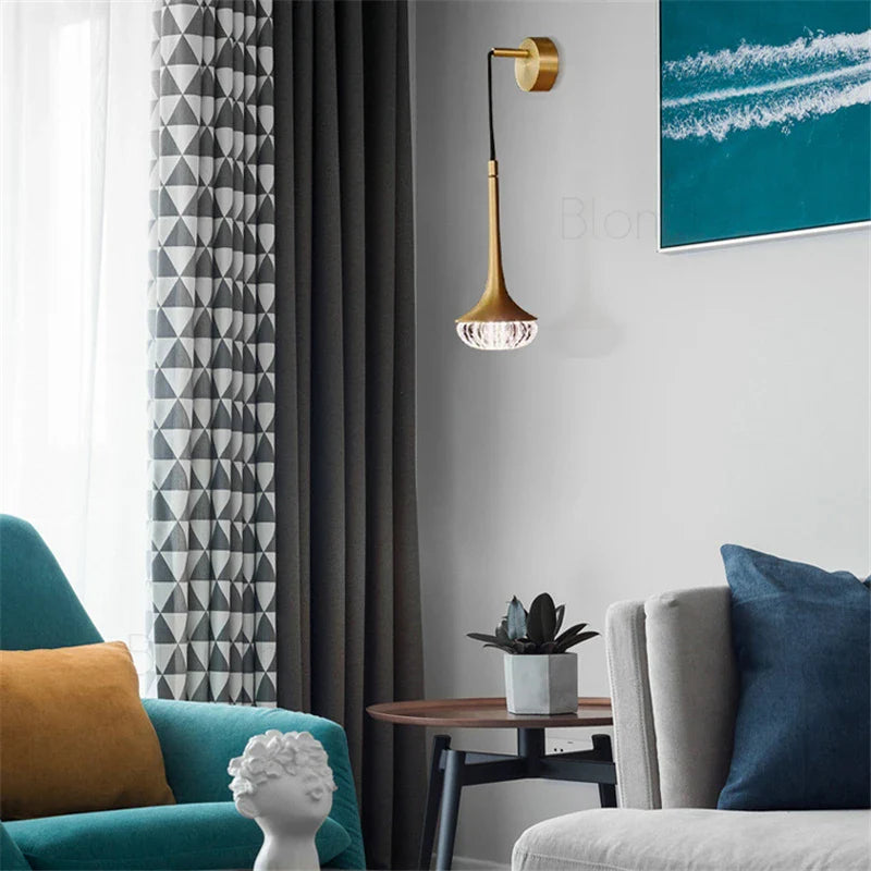 Modern vägglampa i guld med kristall och LED för sovrum och vardagsrum