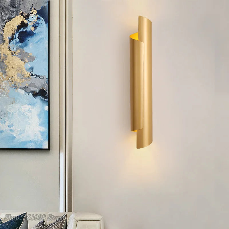 Nordisk vägglampa i metall med modern industriell design