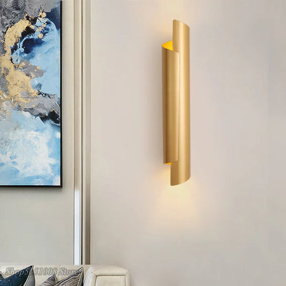 Nordisk vägglampa i metall med modern industriell design