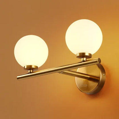 Vägglampa i modern vintage-stil med justerbar arm – i elegant guld