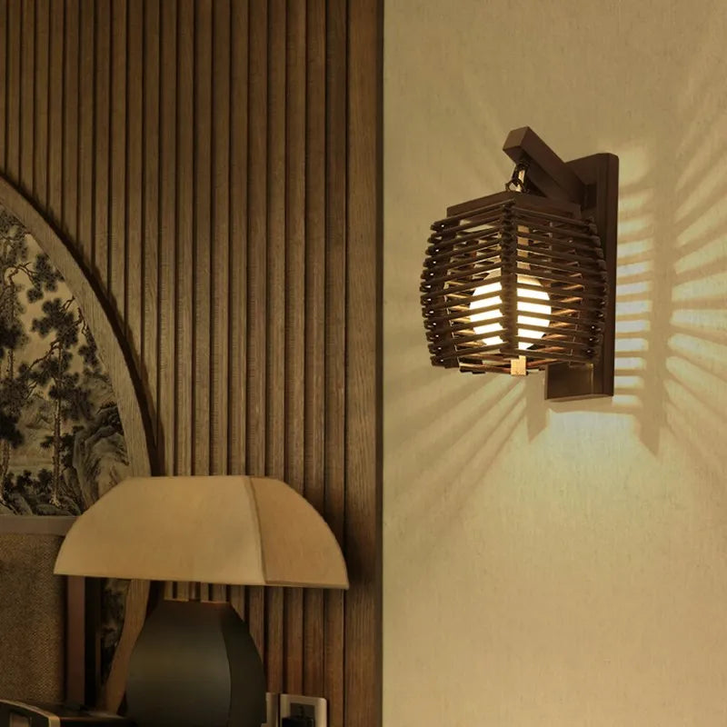 Vintage vägglampa i bambu med naturlig finish och rustik design