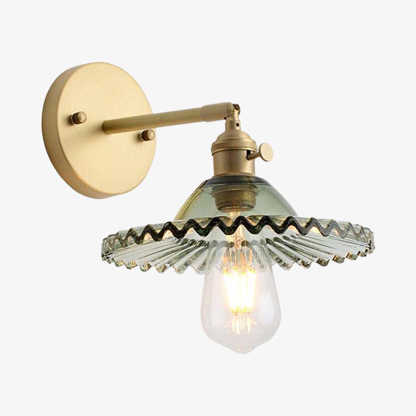 Modern vägglampa i metall med vågformad glasskärm