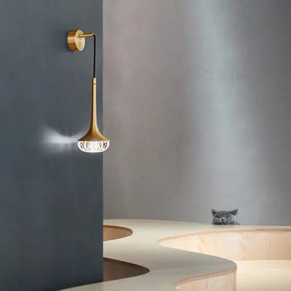 Modern vägglampa i guld med kristall och LED för sovrum och vardagsrum