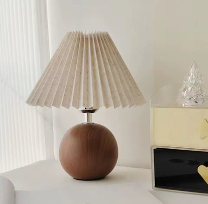 Bordslampa i trä med veckad textilskärm – nostalgisk design för mjuk belysning