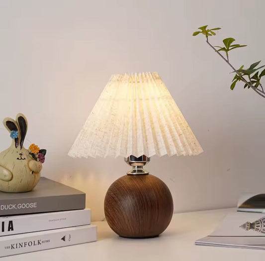 Bordslampa i trä med veckad textilskärm – nostalgisk design för mjuk belysning