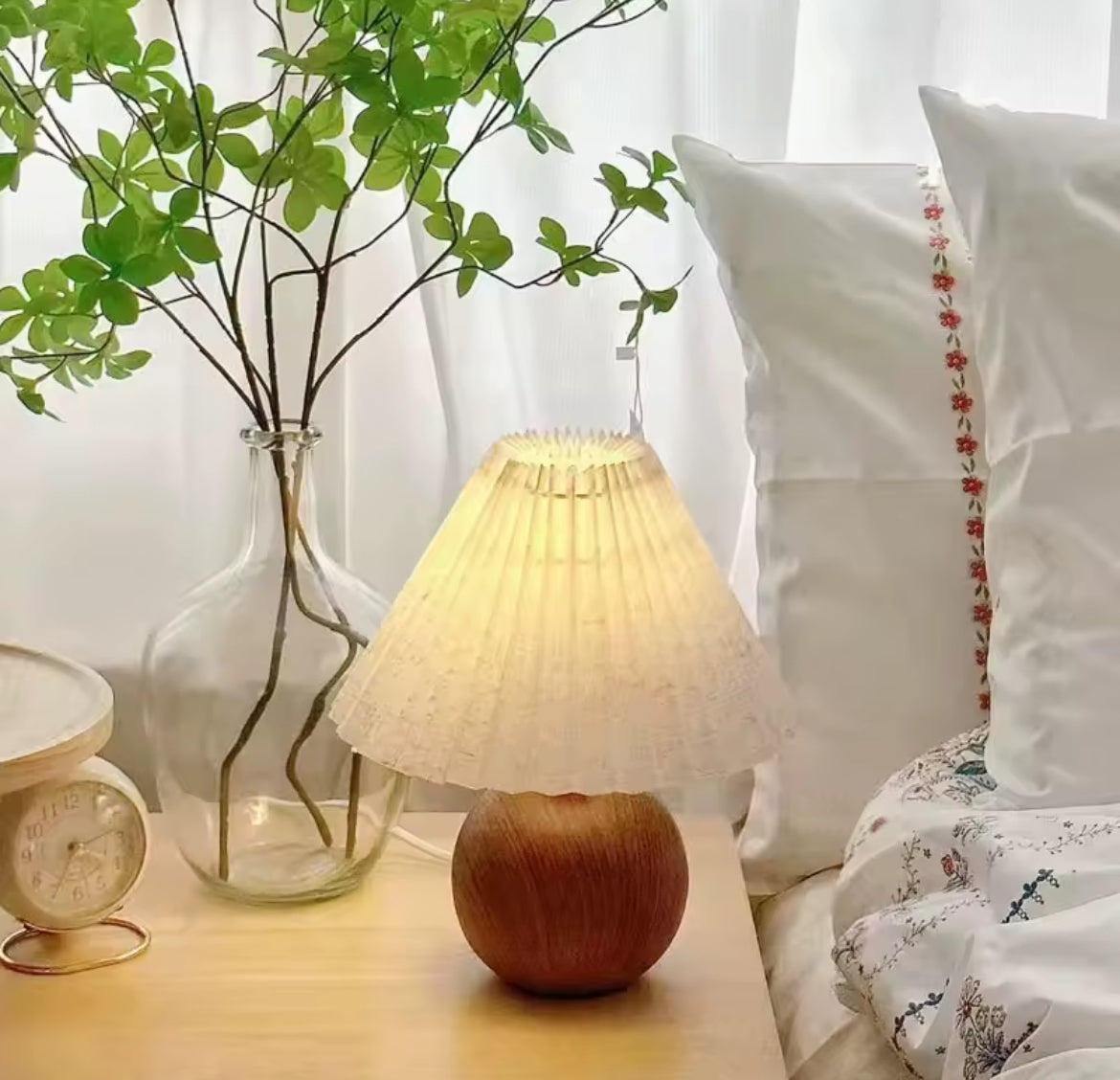 Bordslampa i trä med veckad textilskärm – nostalgisk design för mjuk belysning