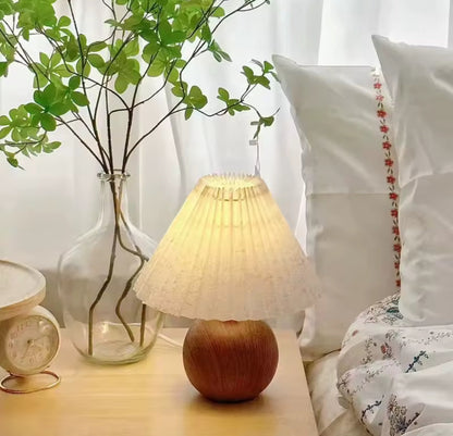 Bordslampa i trä med veckad textilskärm – nostalgisk design för mjuk belysning