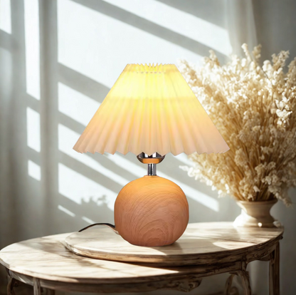 Bordslampa i trä med veckad textilskärm – nostalgisk design för mjuk belysning