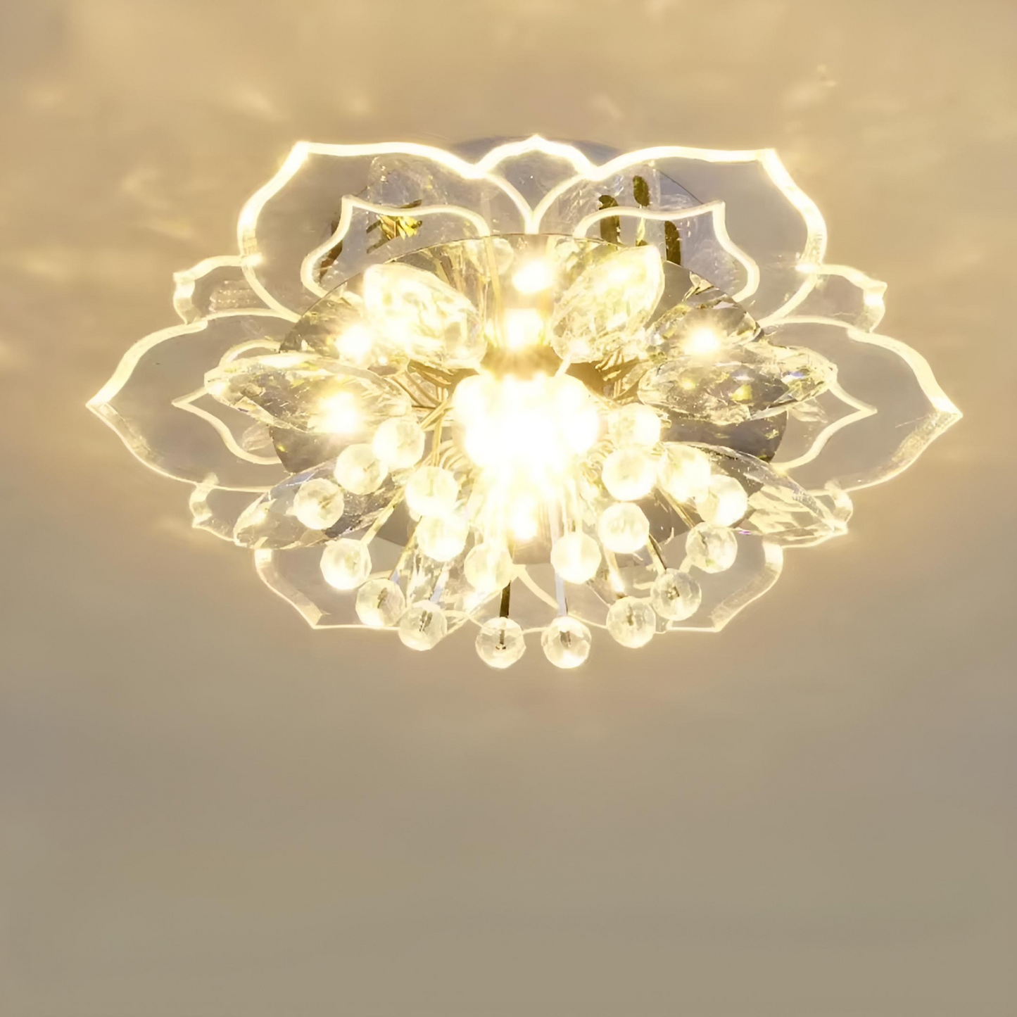 Modern taklampa med kristalldetaljer i blomdesign