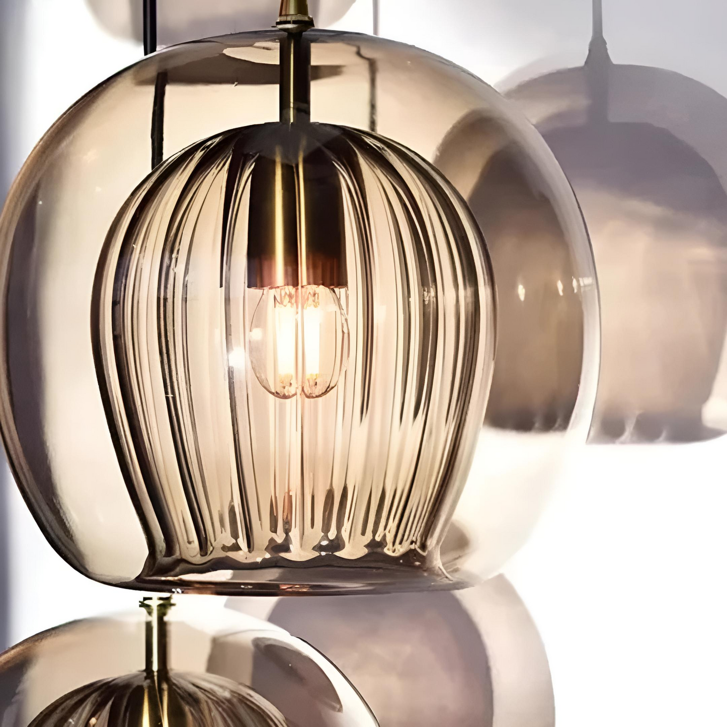 Modern pendellampa i glas med rund kupa och LED-belysning för matsal och vardagsrum