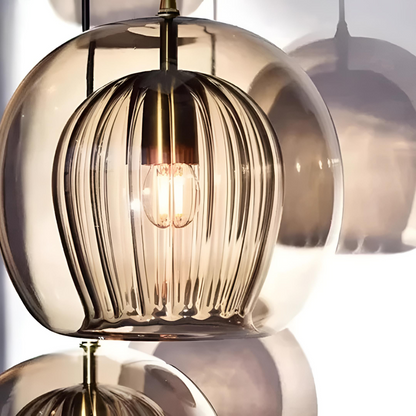 Modern pendellampa i glas med rund kupa och LED-belysning för matsal och vardagsrum