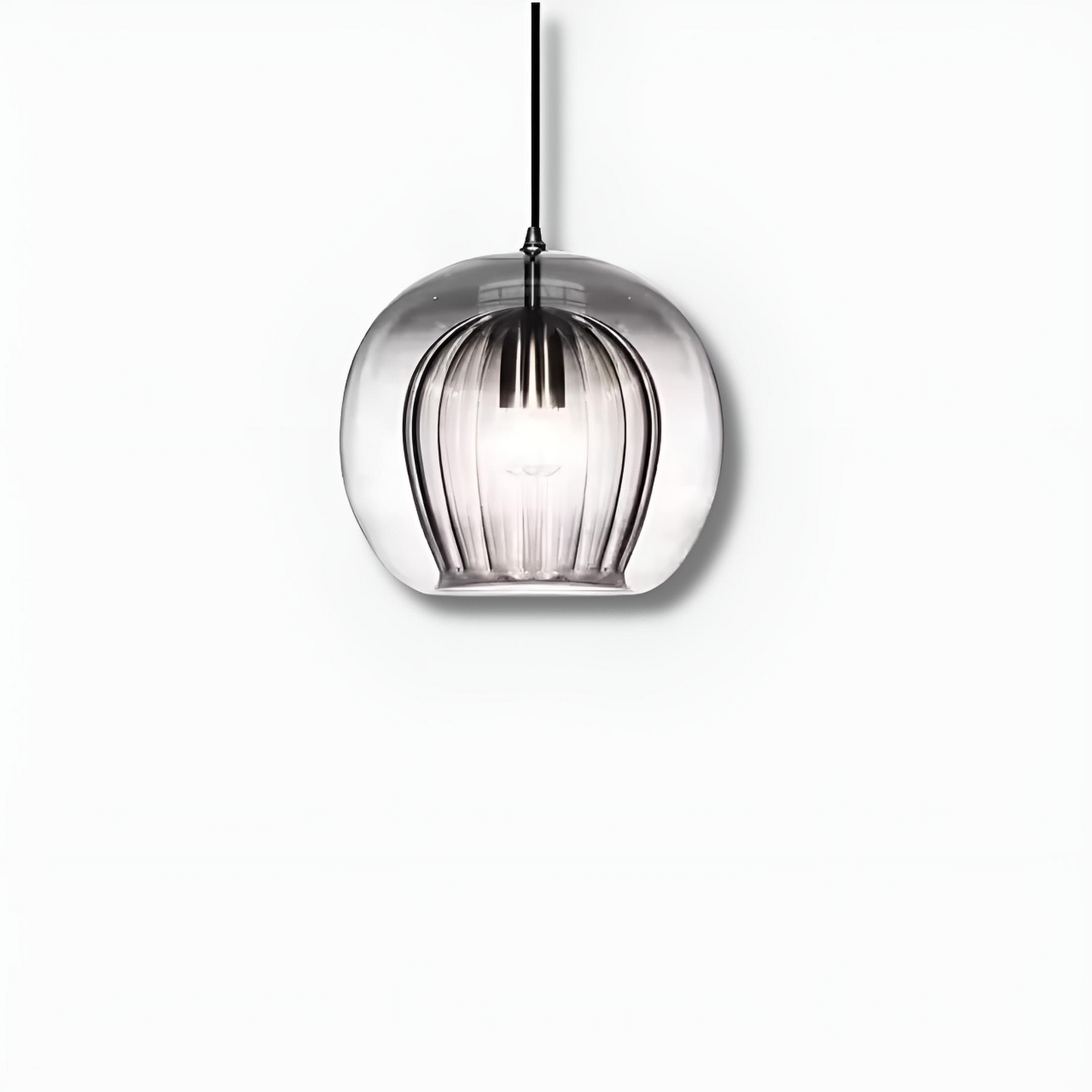 Modern pendellampa i glas med rund kupa och LED-belysning för matsal och vardagsrum