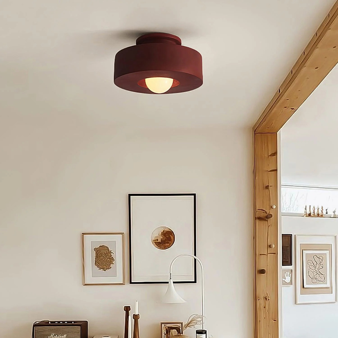 Modern taklampa i minimalistisk design med LED och metallfinish