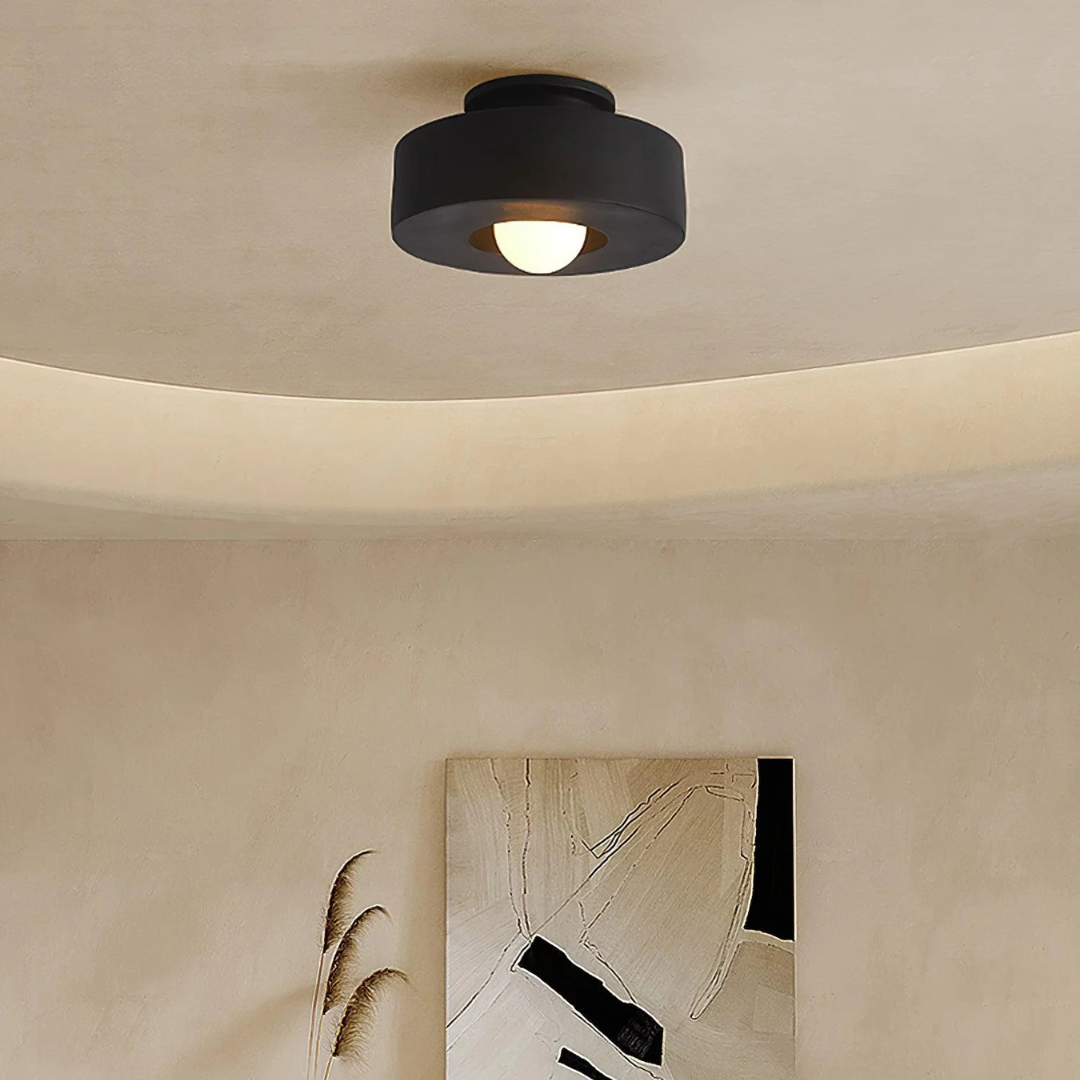 Modern taklampa i minimalistisk design med LED och metallfinish