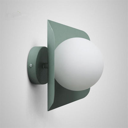 Vägglampa LED med vit glaskula och färgad bas i metall