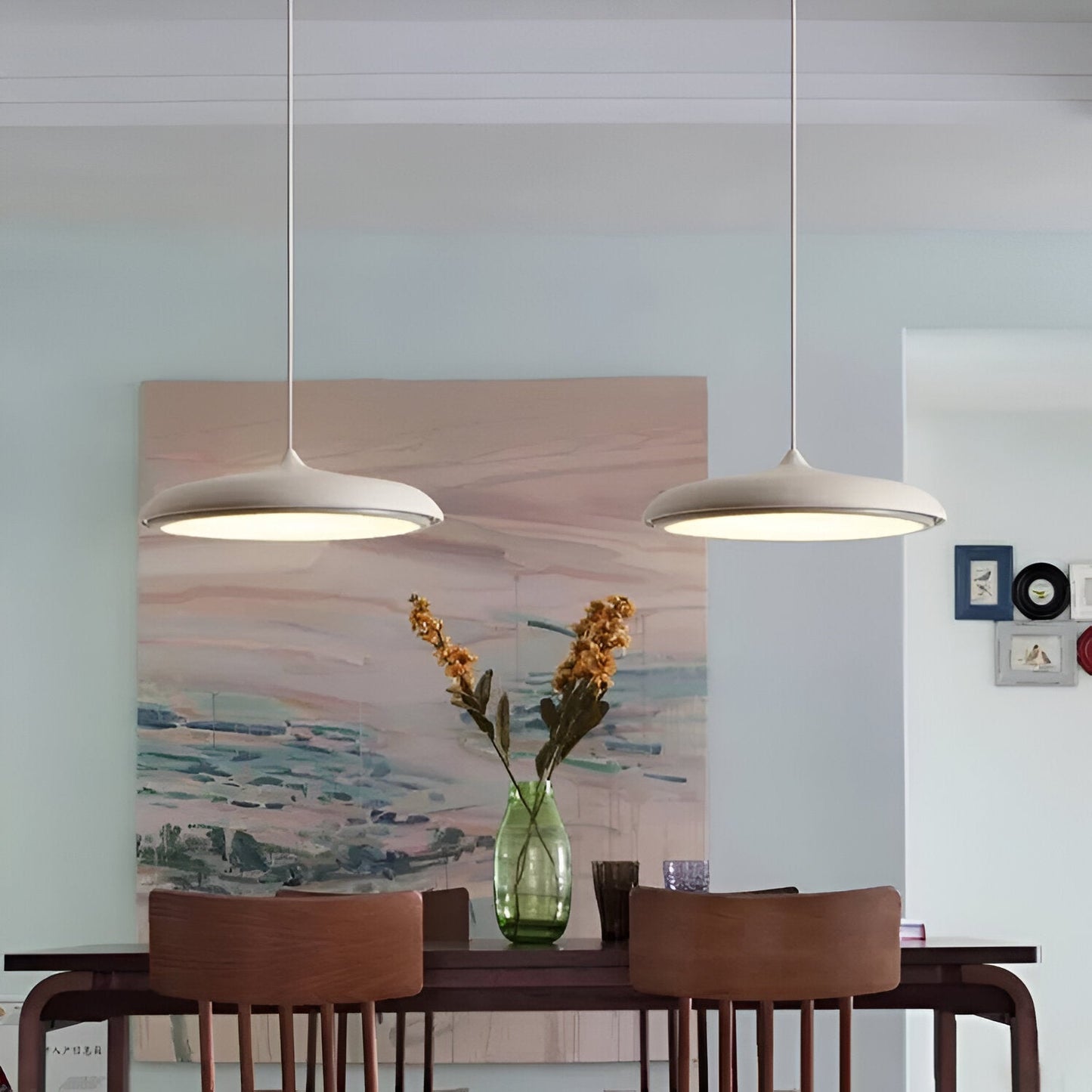 Modern pendellampa i metall med UFO-inspirerad design för matsal kök bar