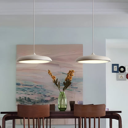 Modern pendellampa i metall med UFO-inspirerad design för matsal kök bar