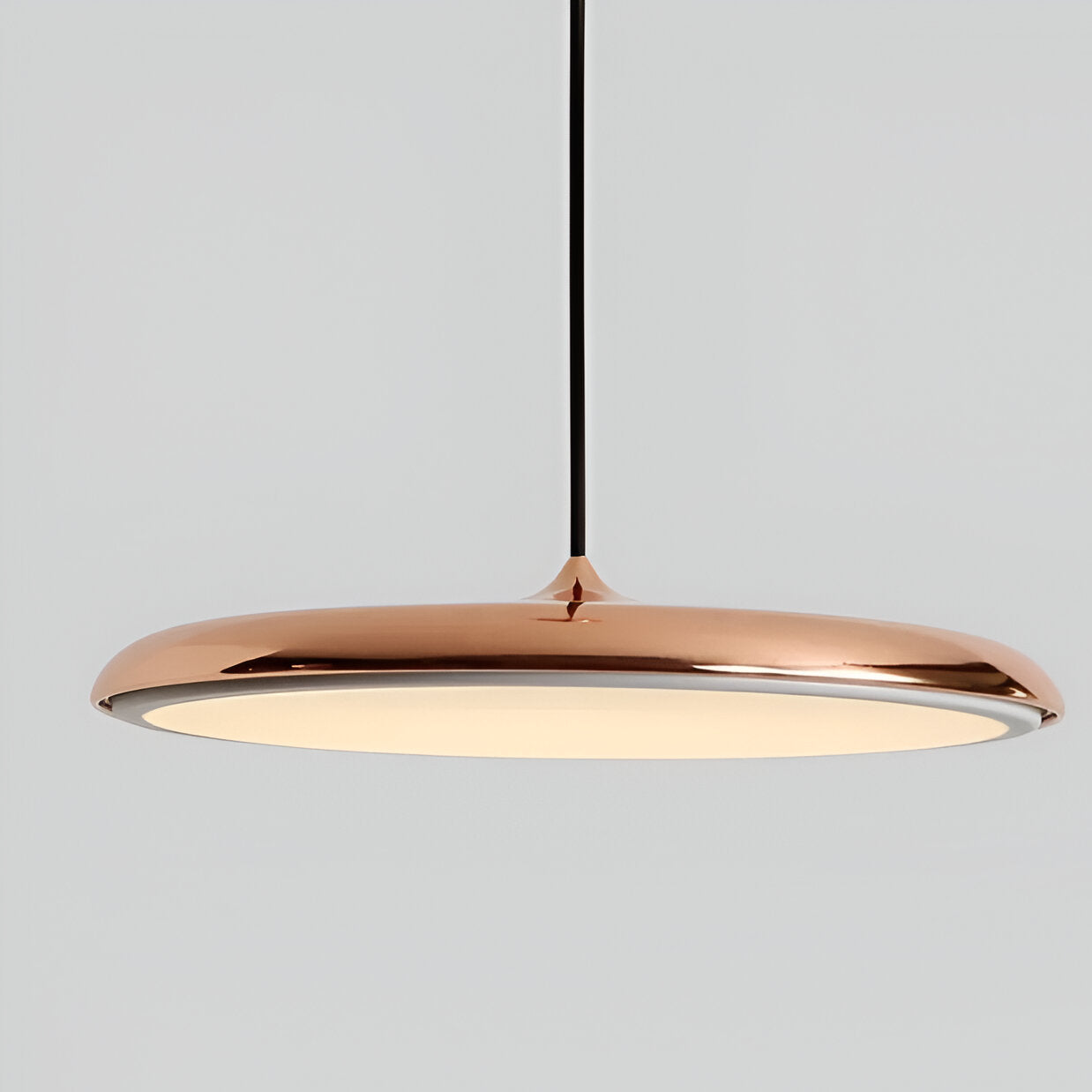 Modern pendellampa i metall med UFO-inspirerad design för matsal kök bar