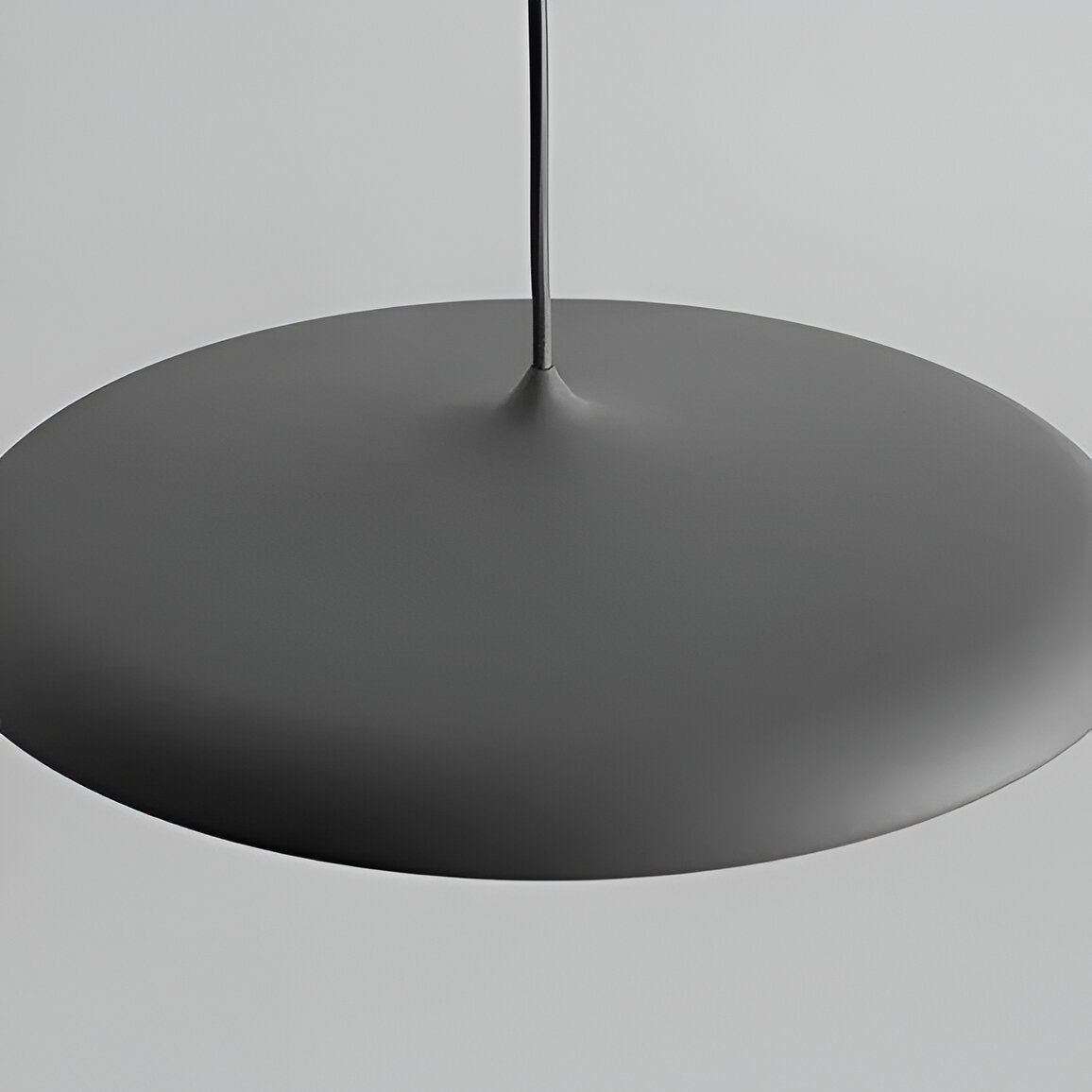 Modern pendellampa i metall med UFO-inspirerad design för matsal kök bar