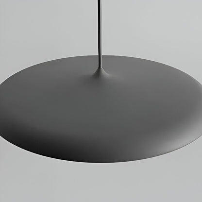 Modern pendellampa i metall med UFO-inspirerad design för matsal kök bar