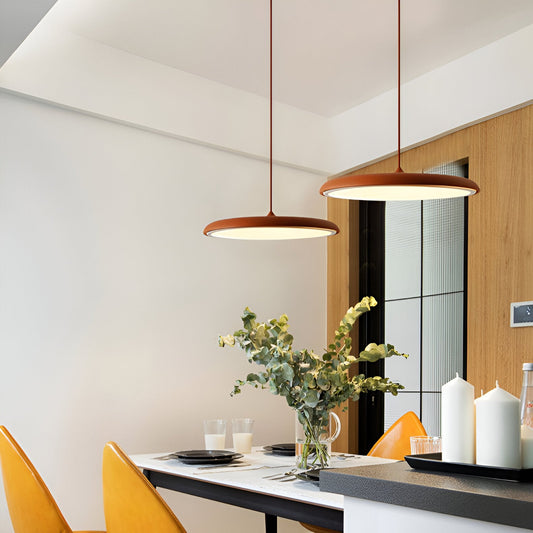 Modern pendellampa i metall med UFO-inspirerad design för matsal kök bar
