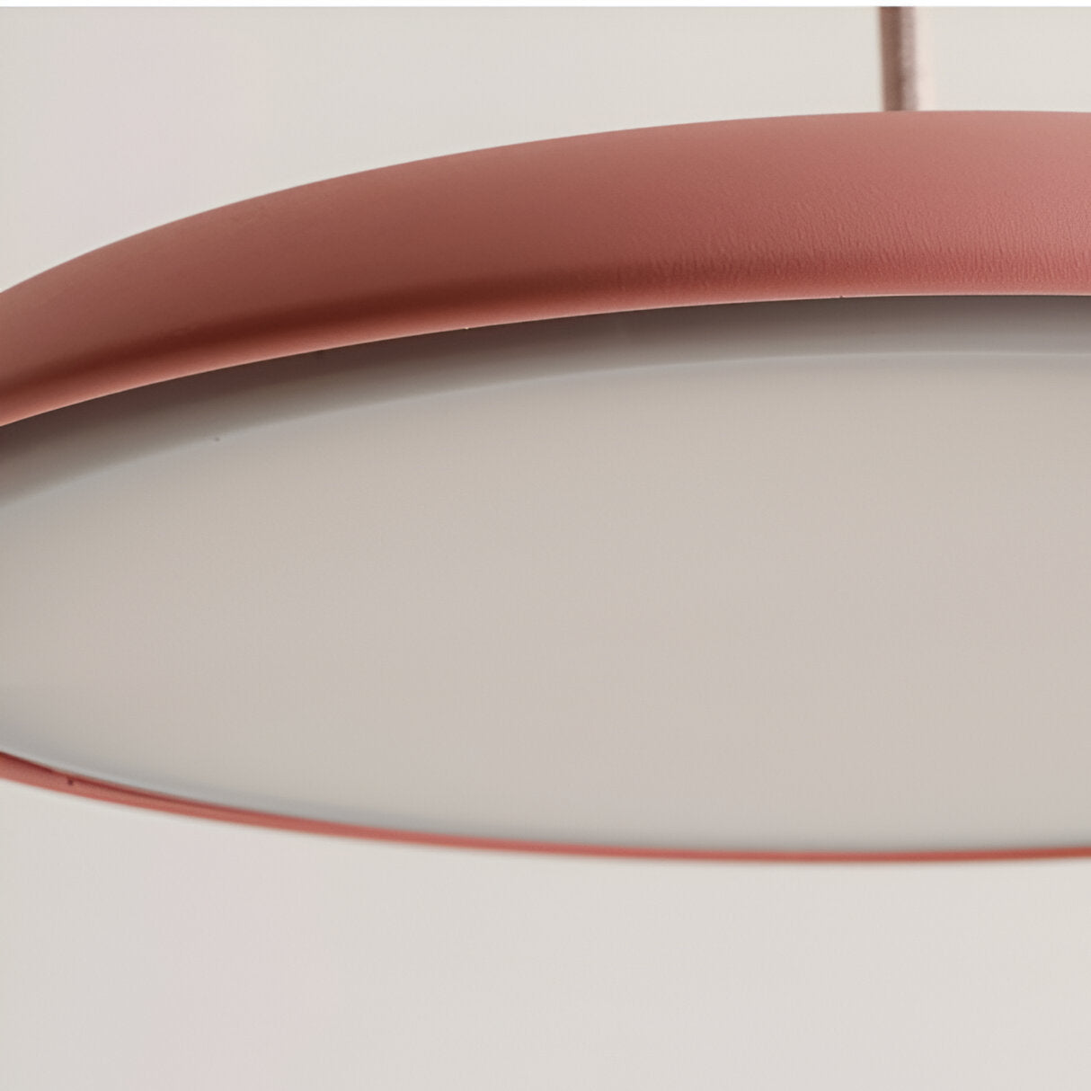 Modern pendellampa i metall med UFO-inspirerad design för matsal kök bar
