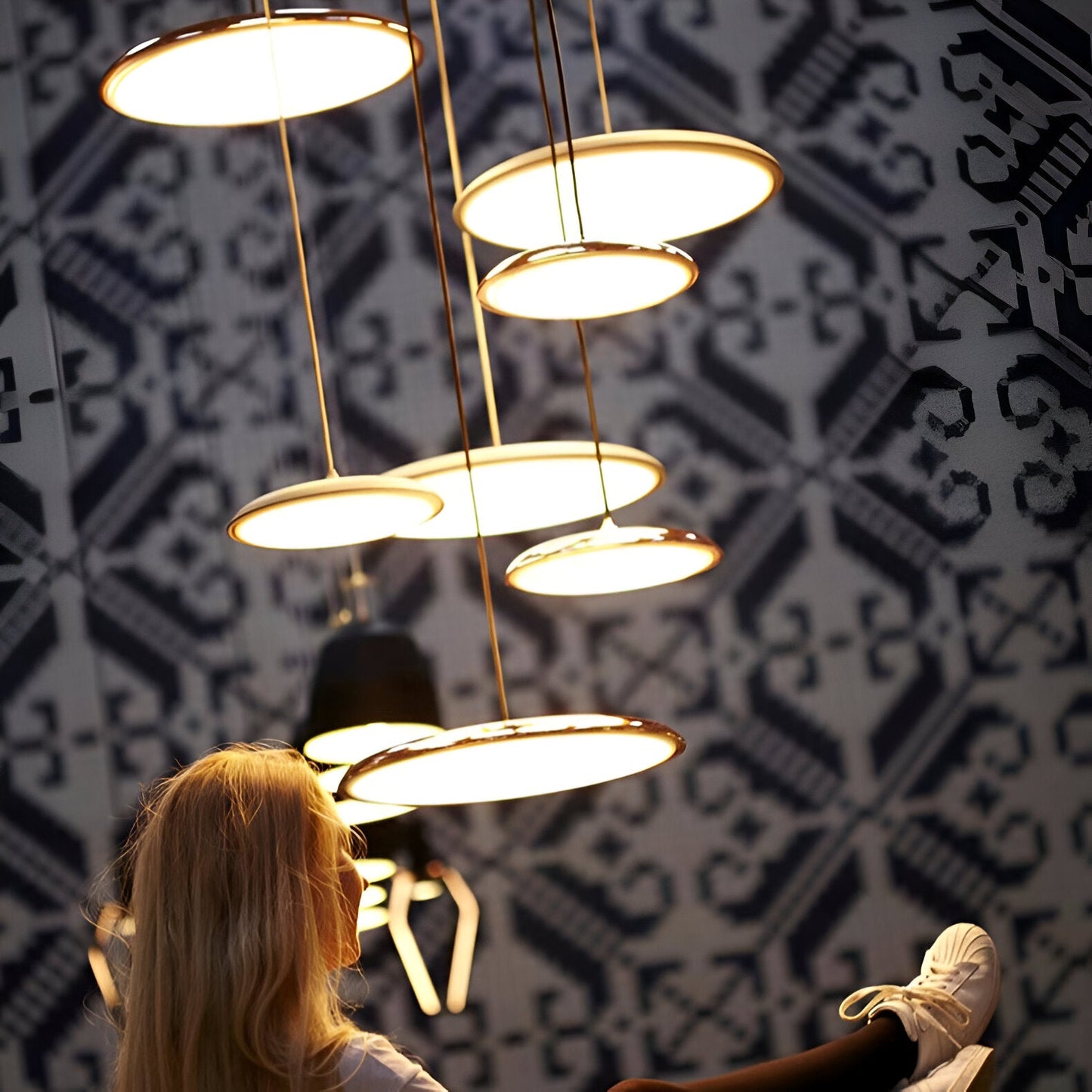 Modern pendellampa i metall med UFO-inspirerad design för matsal kök bar
