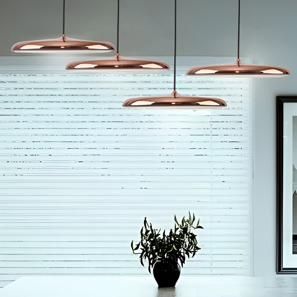 Modern pendellampa i metall med UFO-inspirerad design för matsal kök bar