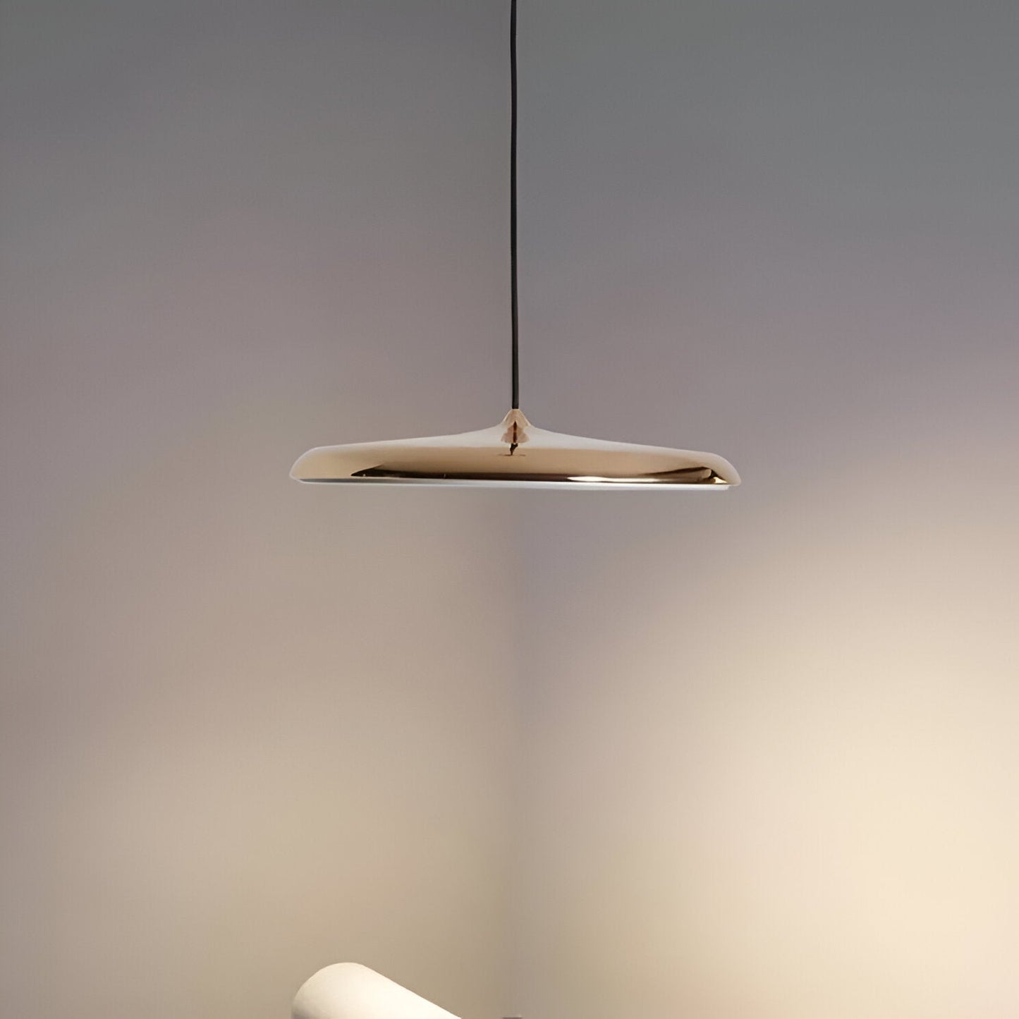 Modern pendellampa i metall med UFO-inspirerad design för matsal kök bar