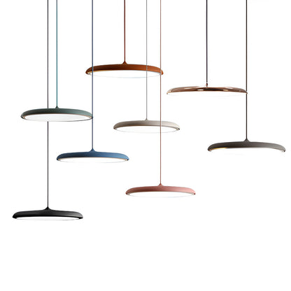 Modern pendellampa i metall med UFO-inspirerad design för matsal kök bar