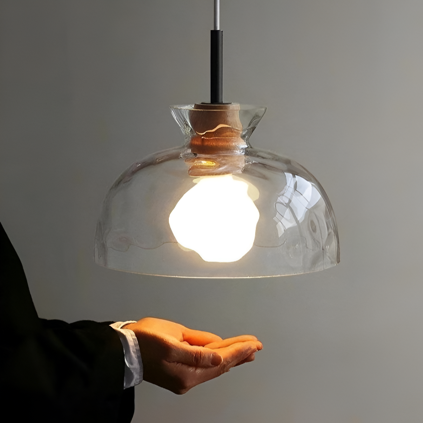 Nordisk glaspendel med trädetaljer och justerbar höjd för kök och sovrum