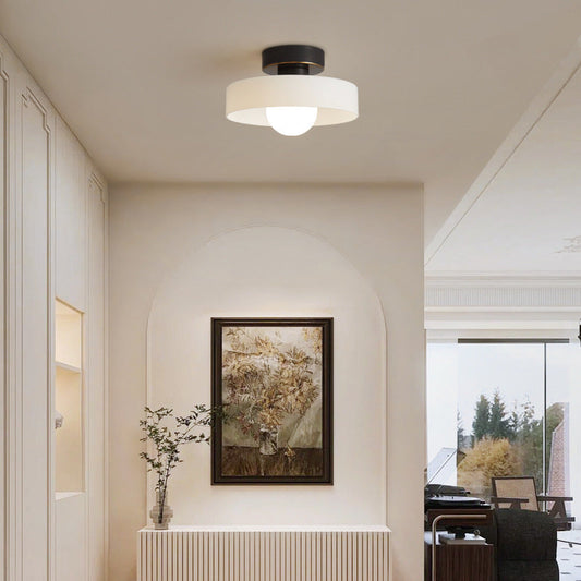 Modern rund taklampa i mässing och glas med geometrisk design