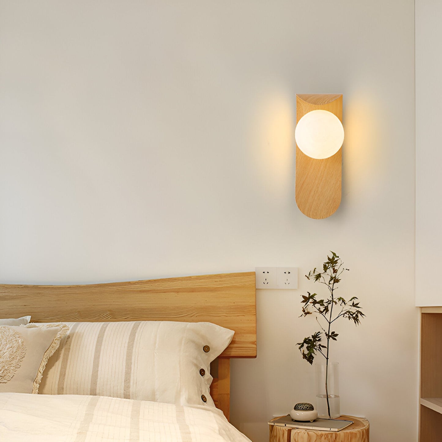 Nordisk vägglampa i trä och metall med glasglob för sovrum hall vardagsrum
