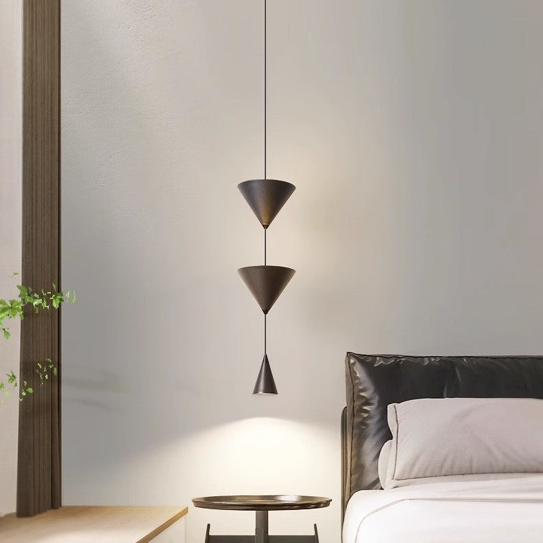 Modern konformad takpendel i metall med tre spotlights för hem och café