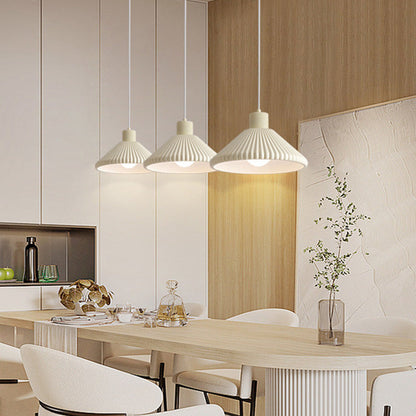 Nordisk plisserad pendellampa i resin – stilren design för hem och café