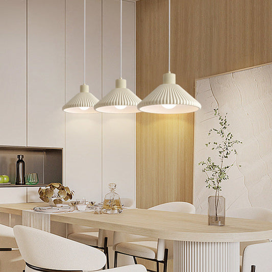 Nordisk plisserad pendellampa i resin – stilren design för hem och café