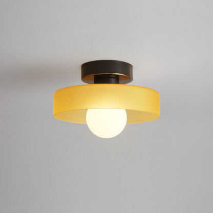 Modern rund taklampa i mässing och glas med geometrisk design