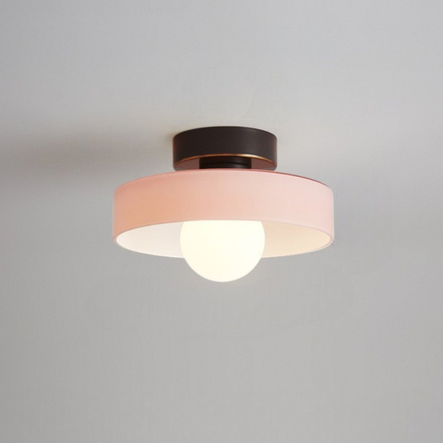 Modern rund taklampa i mässing och glas med geometrisk design