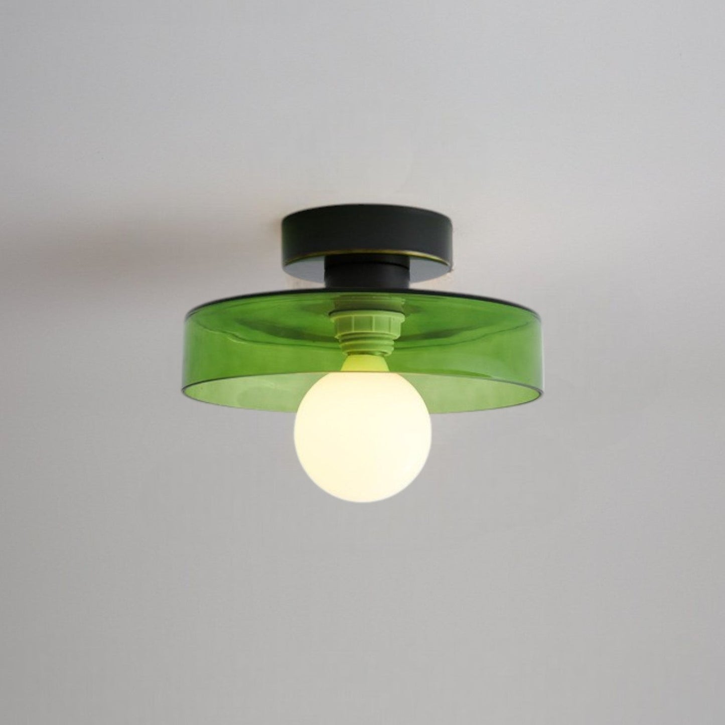 Modern rund taklampa i mässing och glas med geometrisk design