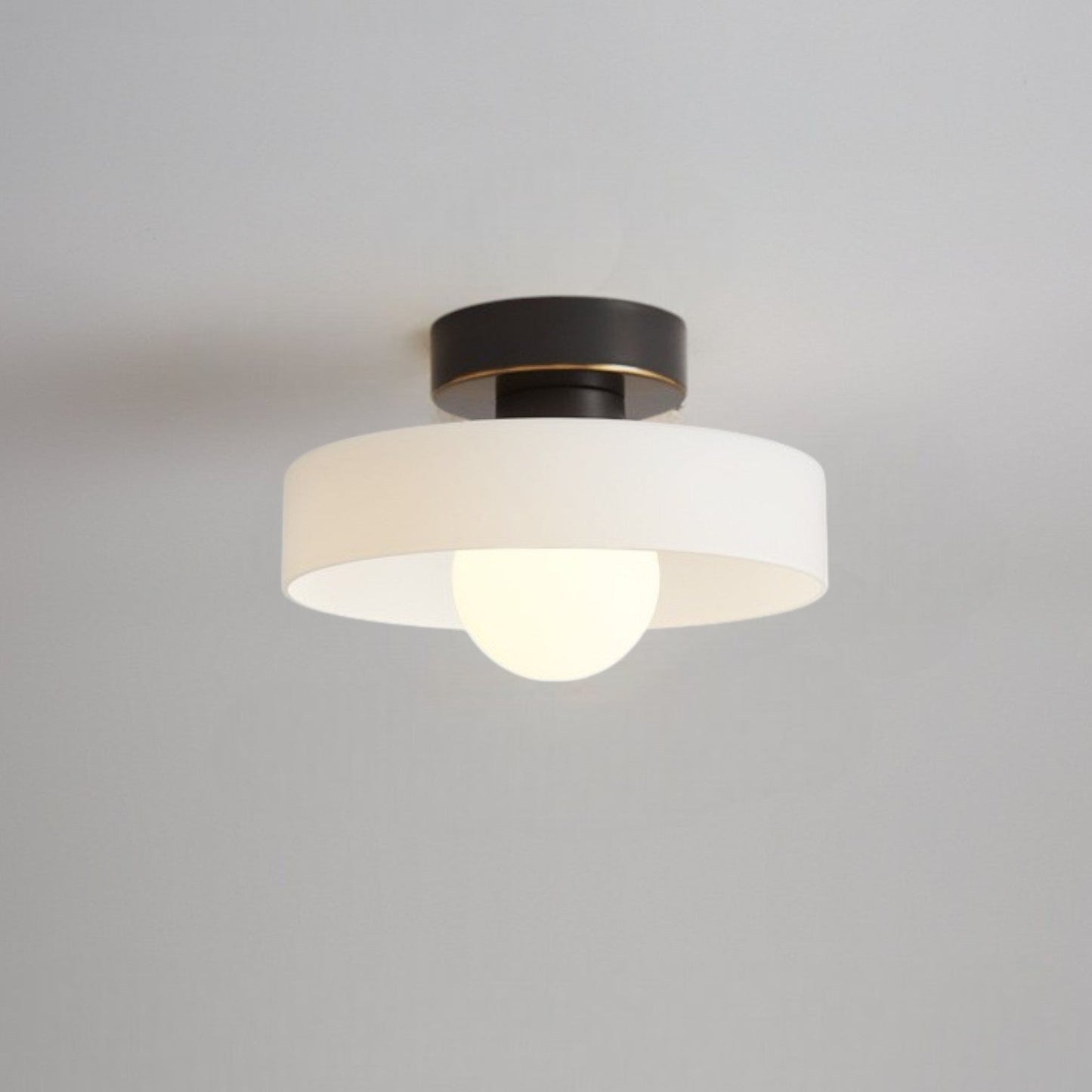 Modern rund taklampa i mässing och glas med geometrisk design