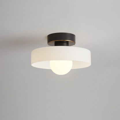 Modern rund taklampa i mässing och glas med geometrisk design