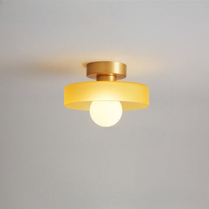 Modern rund taklampa i mässing och glas med geometrisk design