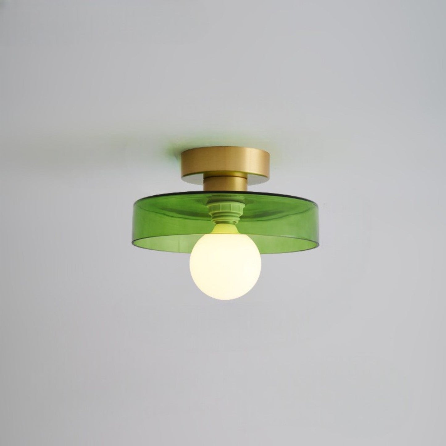 Modern rund taklampa i mässing och glas med geometrisk design