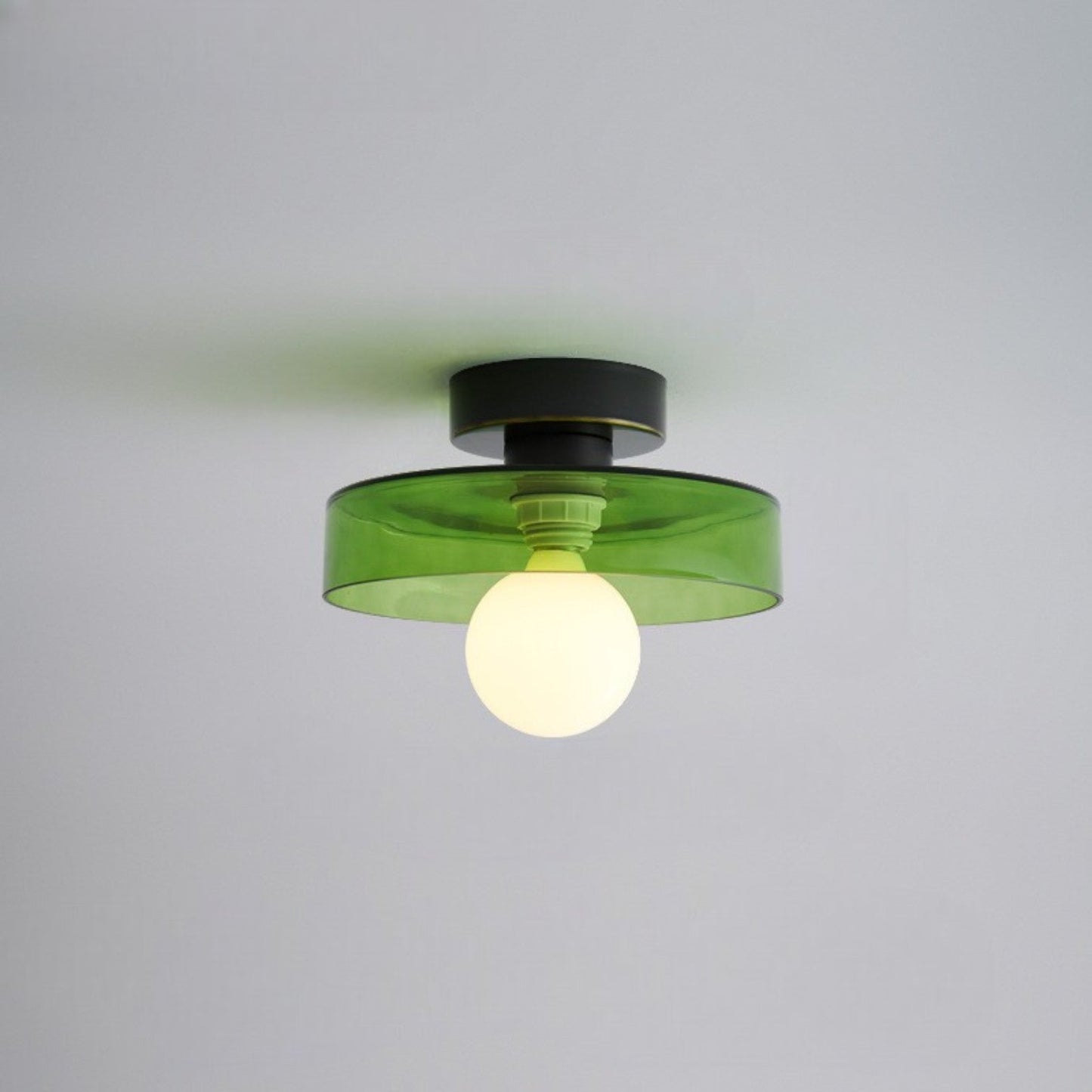 Modern rund taklampa i mässing och glas med geometrisk design