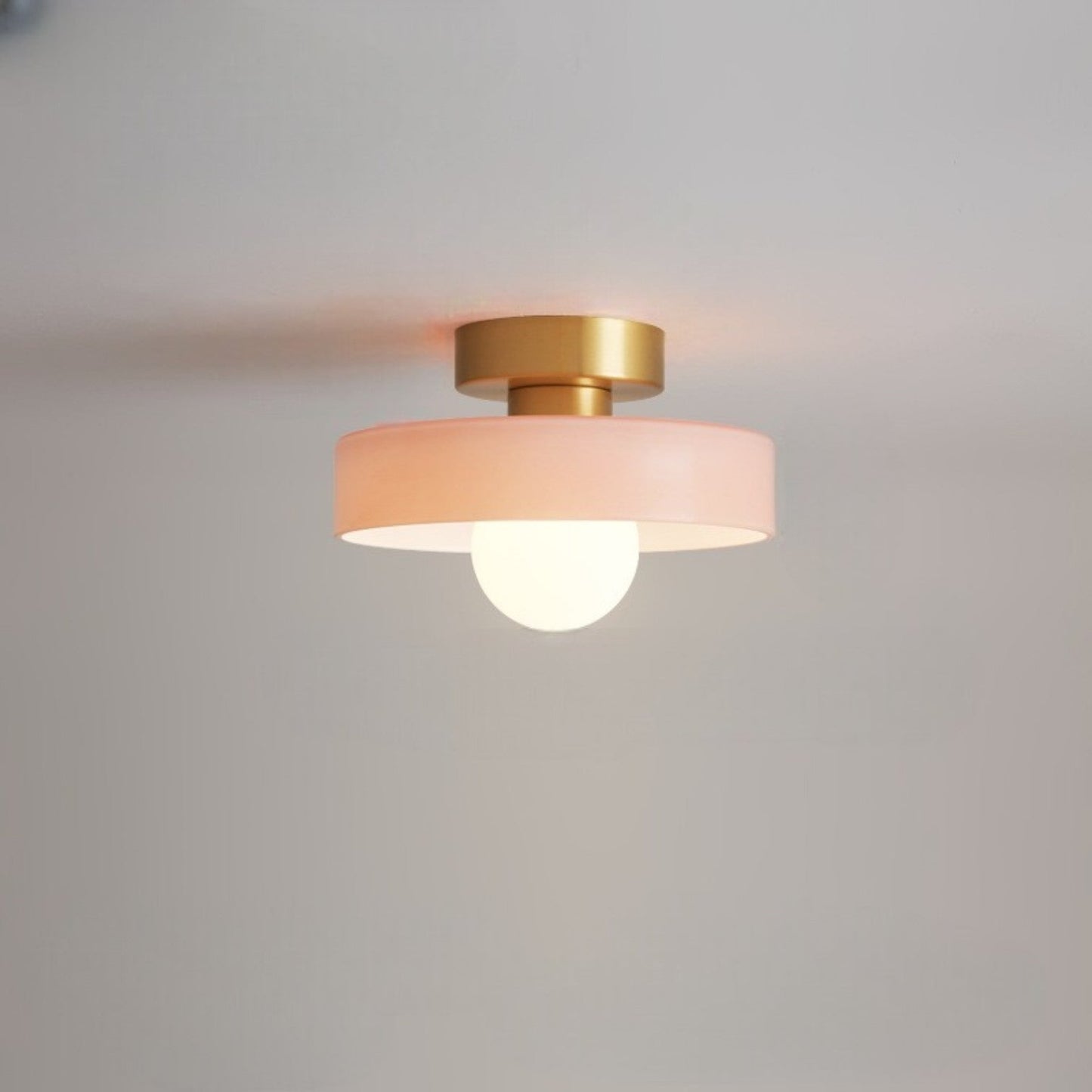 Modern rund taklampa i mässing och glas med geometrisk design