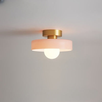 Modern rund taklampa i mässing och glas med geometrisk design