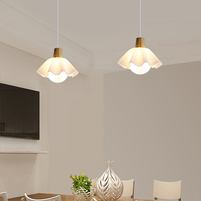 Nordisk pendellampa i trä med blomformad design och LED för matsal sovrum och vardagsrum